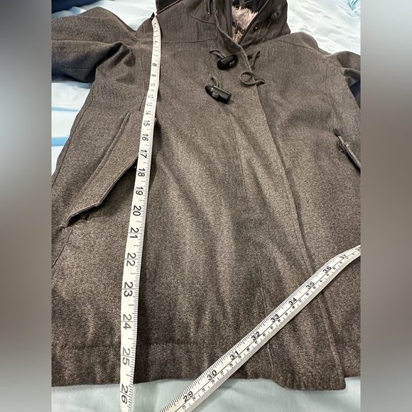 Cabela’s  Women’s Sherpa Lined Grey Hooded Parka. Full Zip. Horn Toggle. - Picture 7 of 14